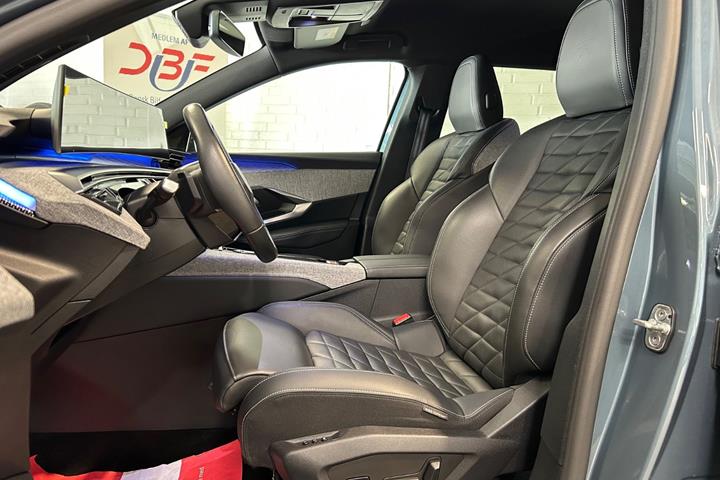 Blå Peugeot e-5008 fra 2025