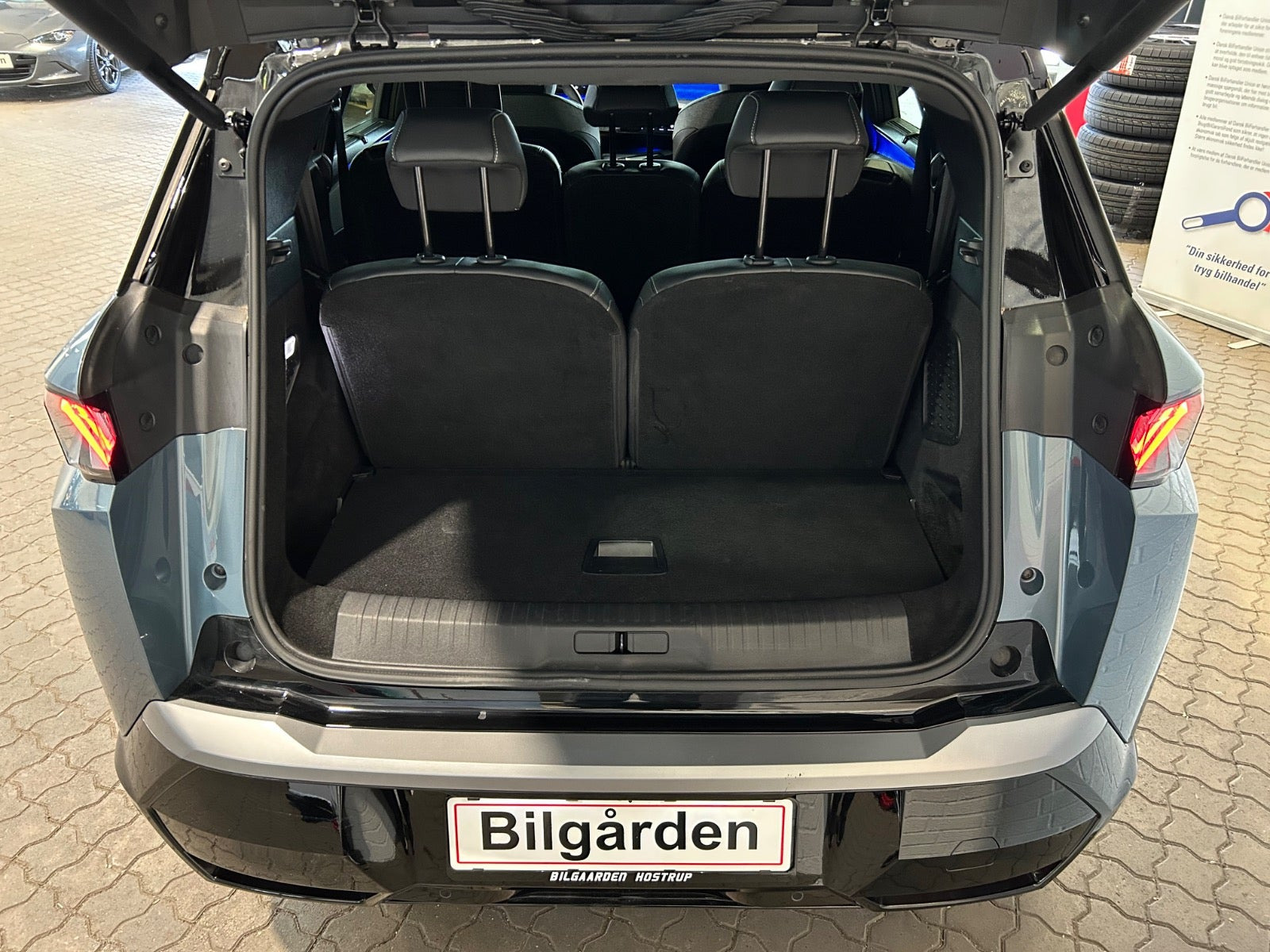 Blå Peugeot e-5008 fra 2025