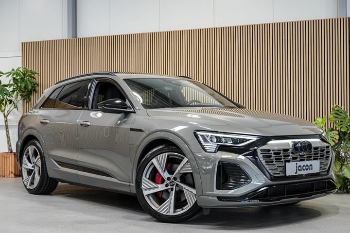 Grå Audi Q8 e-tron fra 2023