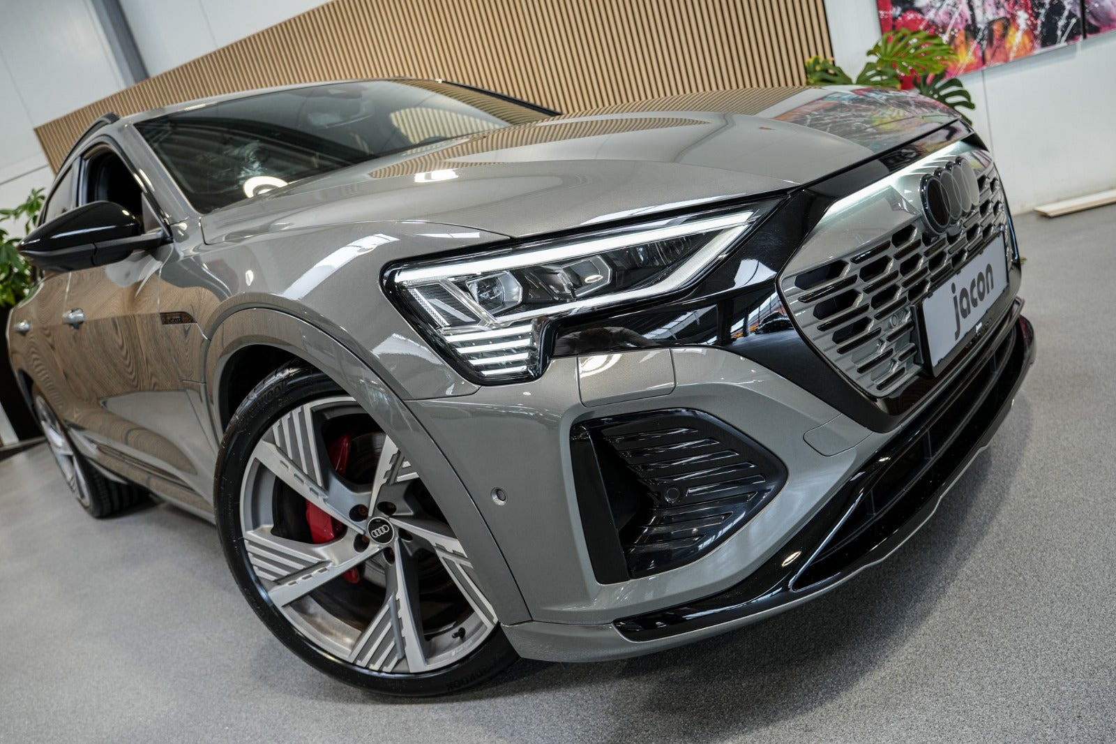 Grå Audi Q8 e-tron fra 2023