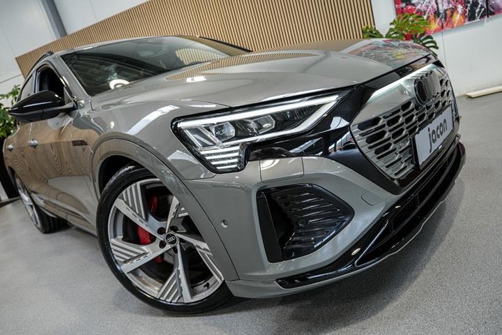 Grå Audi Q8 e-tron fra 2023