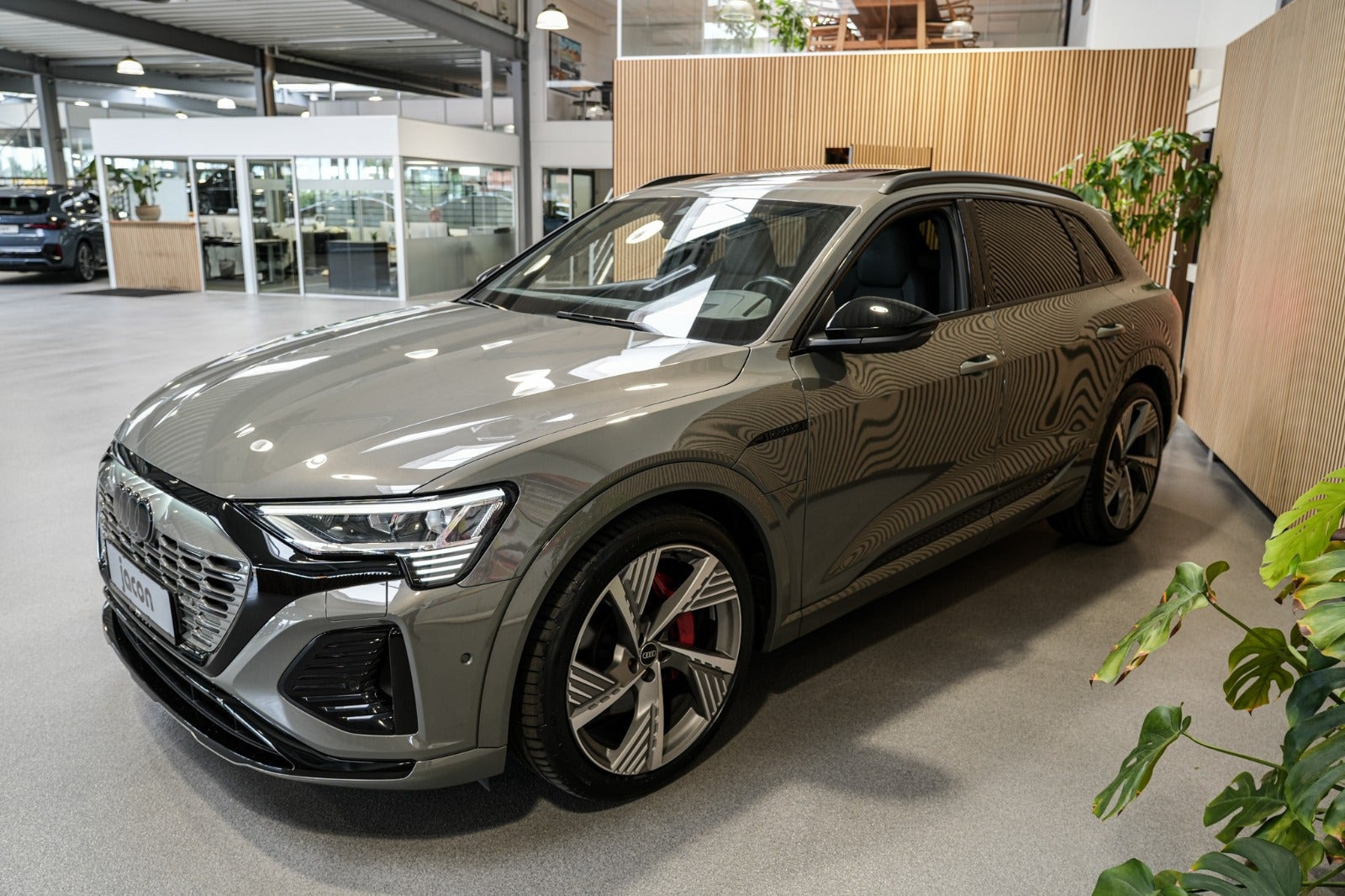 Grå Audi Q8 e-tron fra 2023
