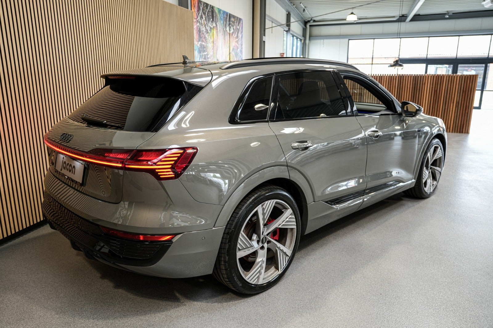 Grå Audi Q8 e-tron fra 2023