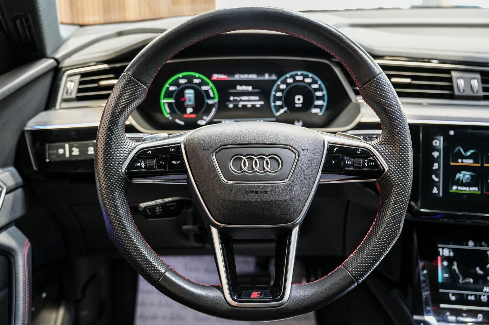 Grå Audi Q8 e-tron fra 2023