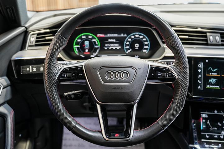 Grå Audi Q8 e-tron fra 2023