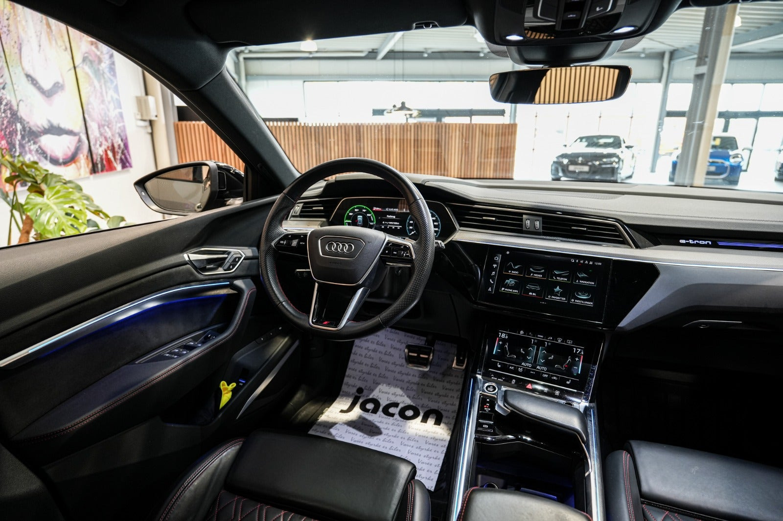 Grå Audi Q8 e-tron fra 2023