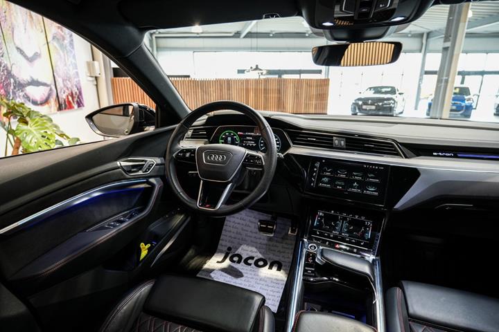Grå Audi Q8 e-tron fra 2023