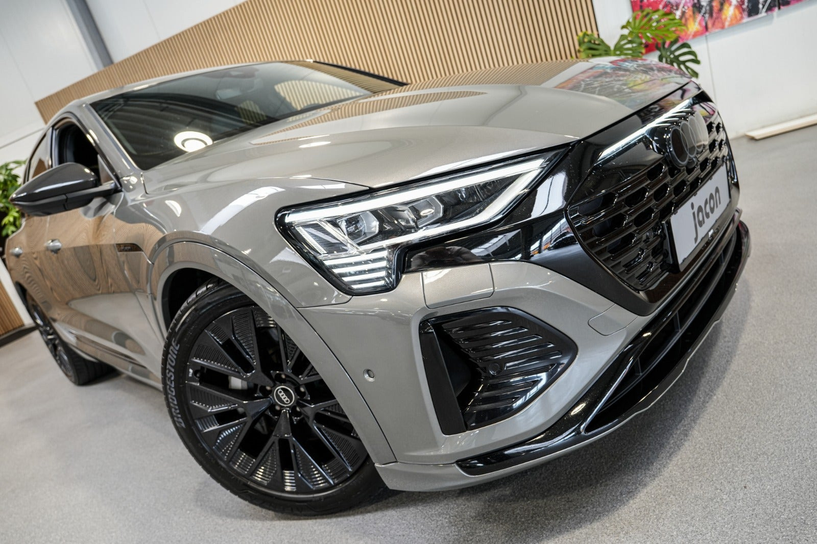 Grå Audi Q8 e-tron fra 2023