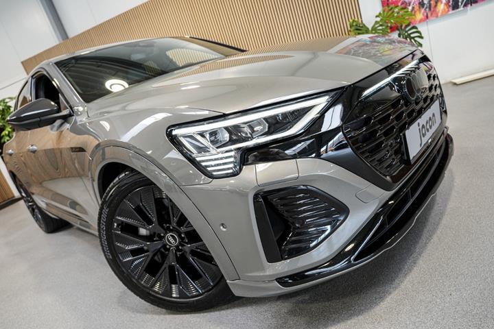 Grå Audi Q8 e-tron fra 2023