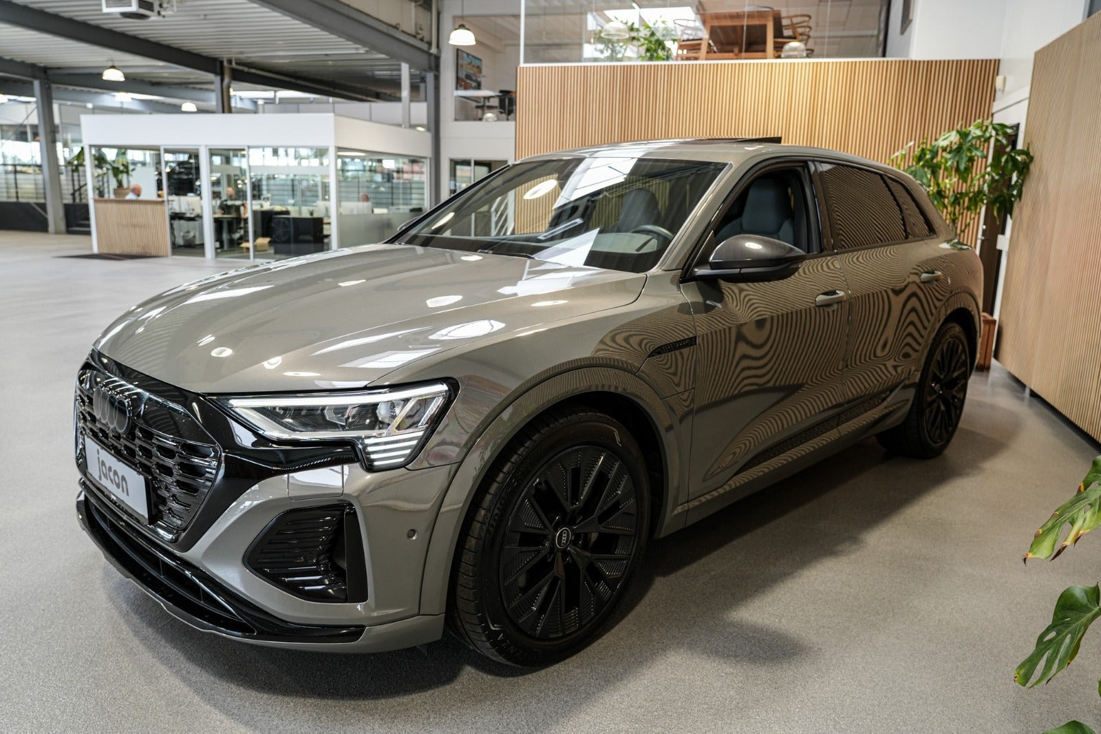 Grå Audi Q8 e-tron fra 2023