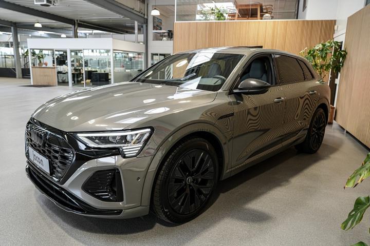 Grå Audi Q8 e-tron fra 2023