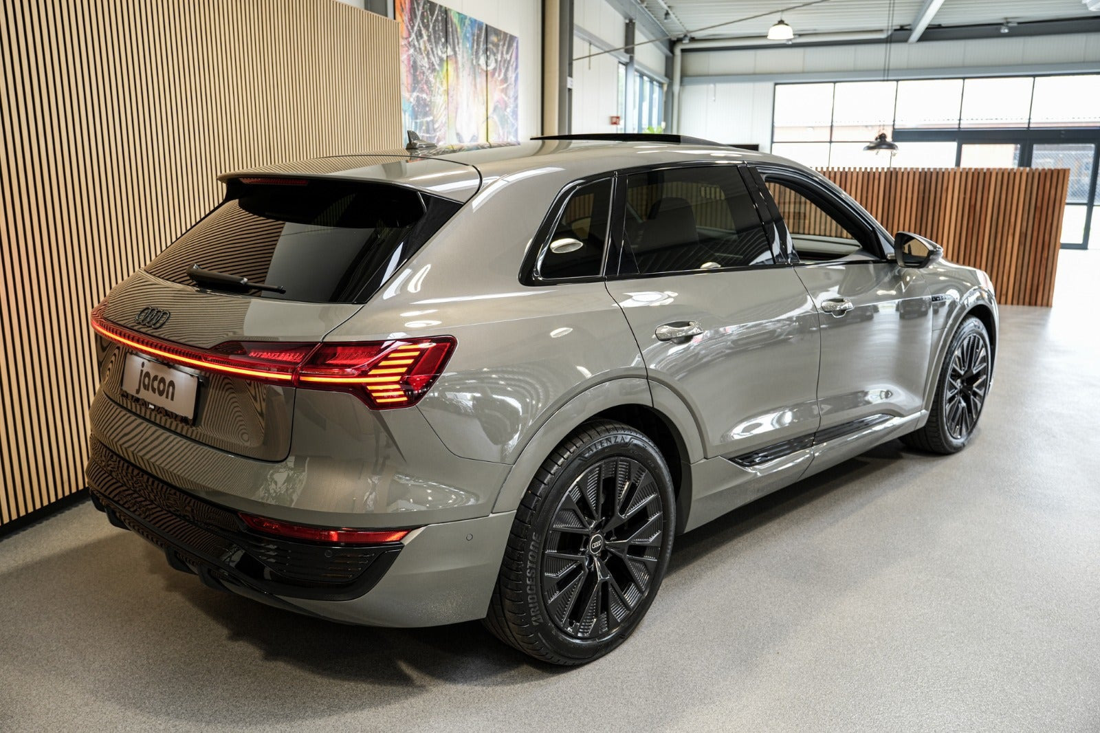 Grå Audi Q8 e-tron fra 2023