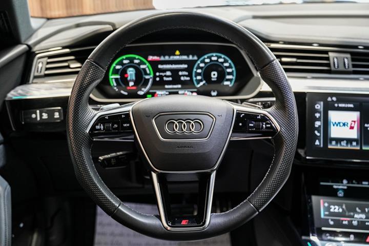 Grå Audi Q8 e-tron fra 2023