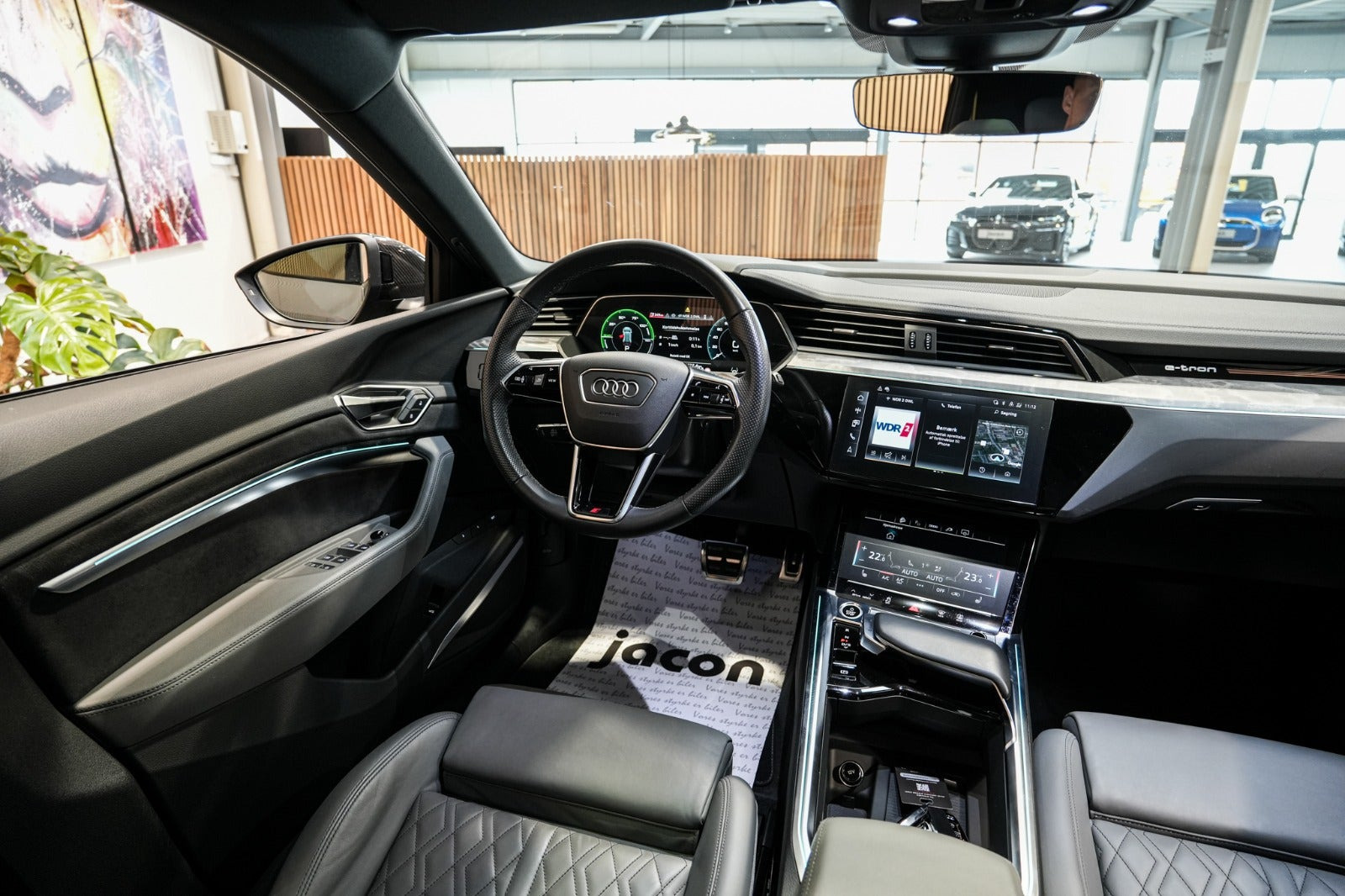 Grå Audi Q8 e-tron fra 2023