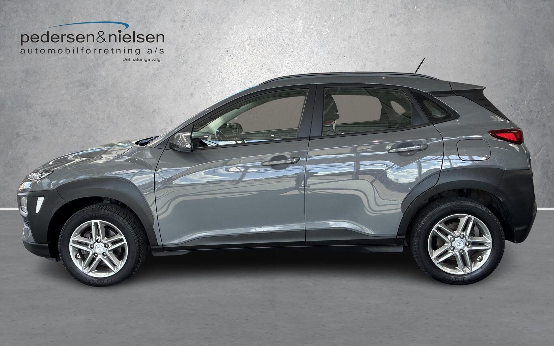 Grå Hyundai Kona fra 2020