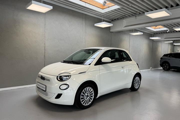 Hvid Fiat 500e fra 2023