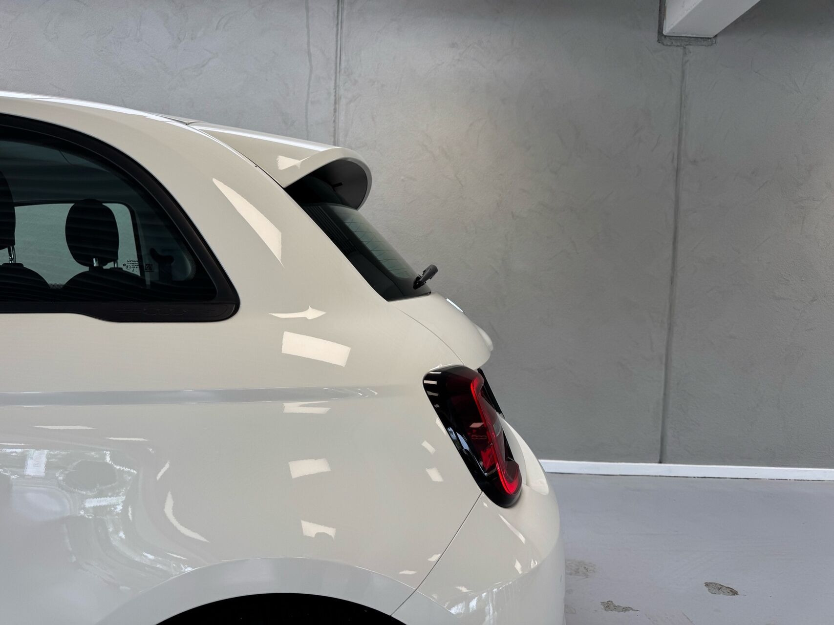 Hvid Fiat 500e fra 2023