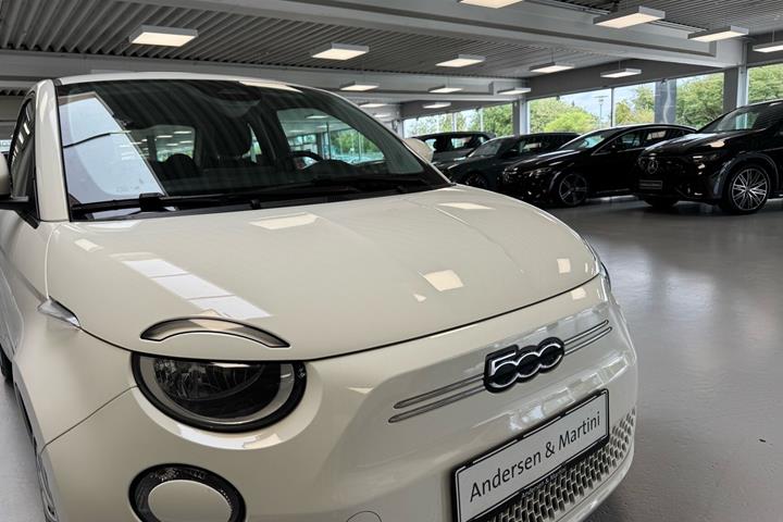 Hvid Fiat 500e fra 2023
