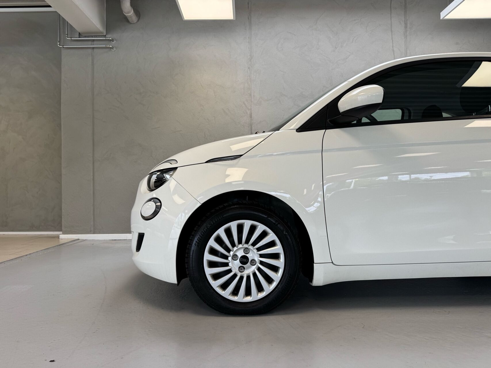 Hvid Fiat 500e fra 2023