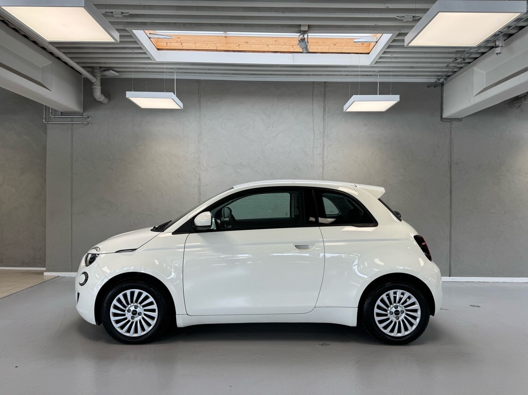 Hvid Fiat 500e fra 2023