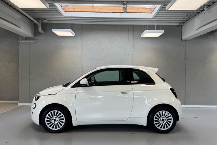 Hvid Fiat 500e fra 2023