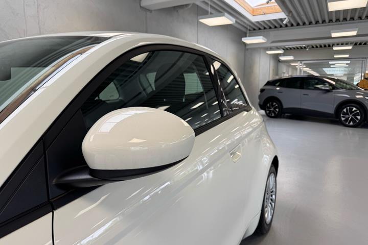 Hvid Fiat 500e fra 2023