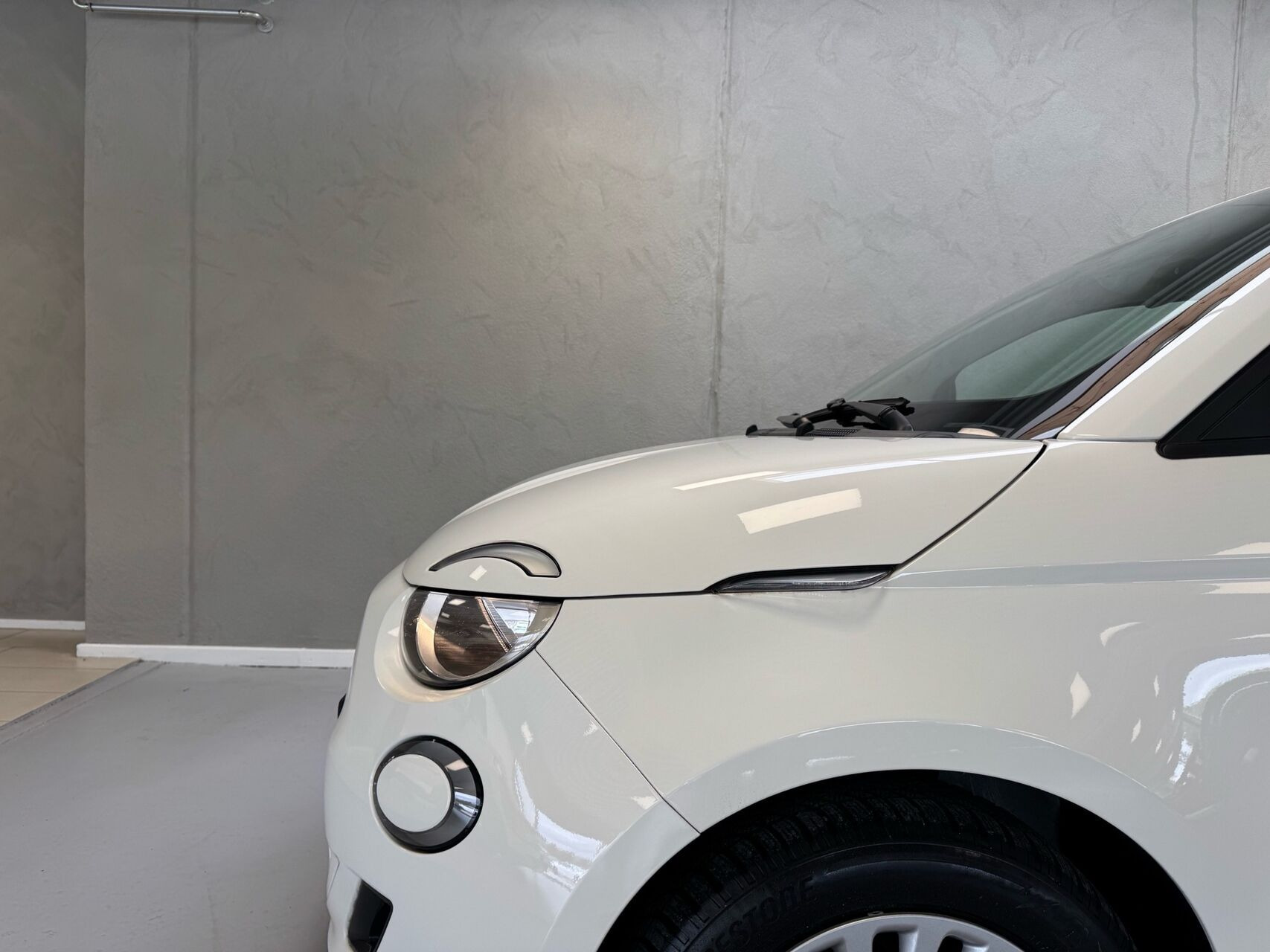 Hvid Fiat 500e fra 2023