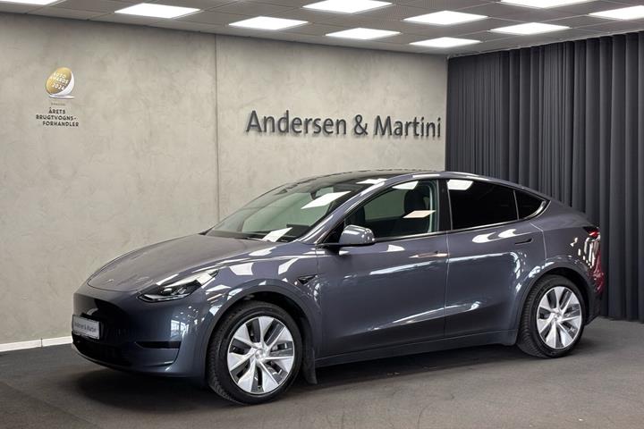 Grå Tesla Model Y fra 2023