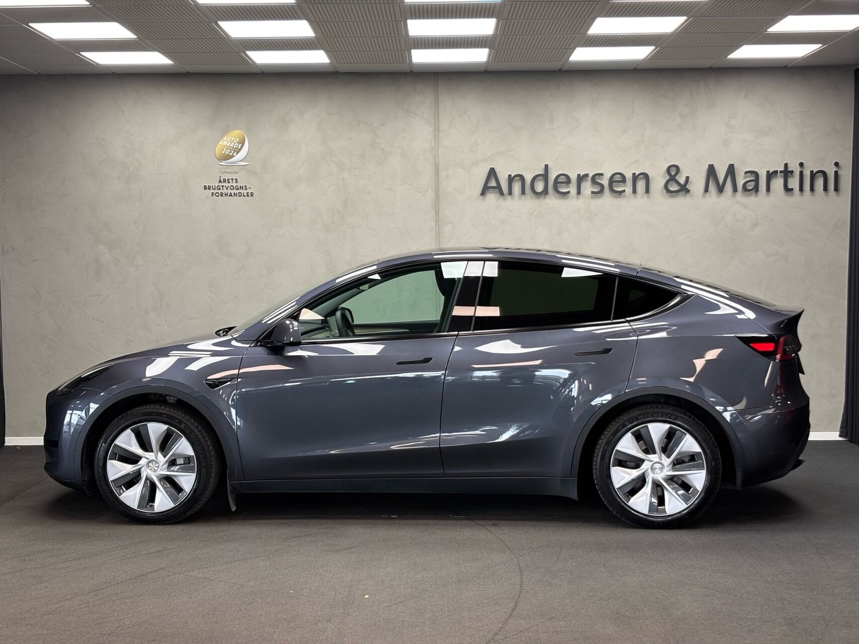 Grå Tesla Model Y fra 2023