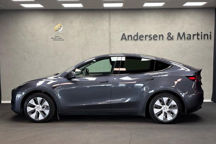 Grå Tesla Model Y fra 2023