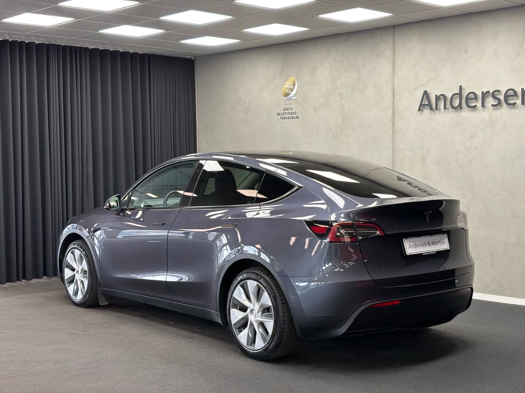 Grå Tesla Model Y fra 2023