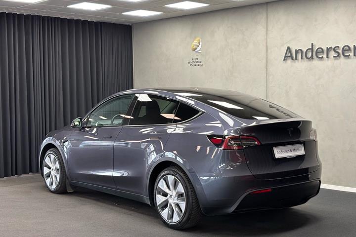 Grå Tesla Model Y fra 2023