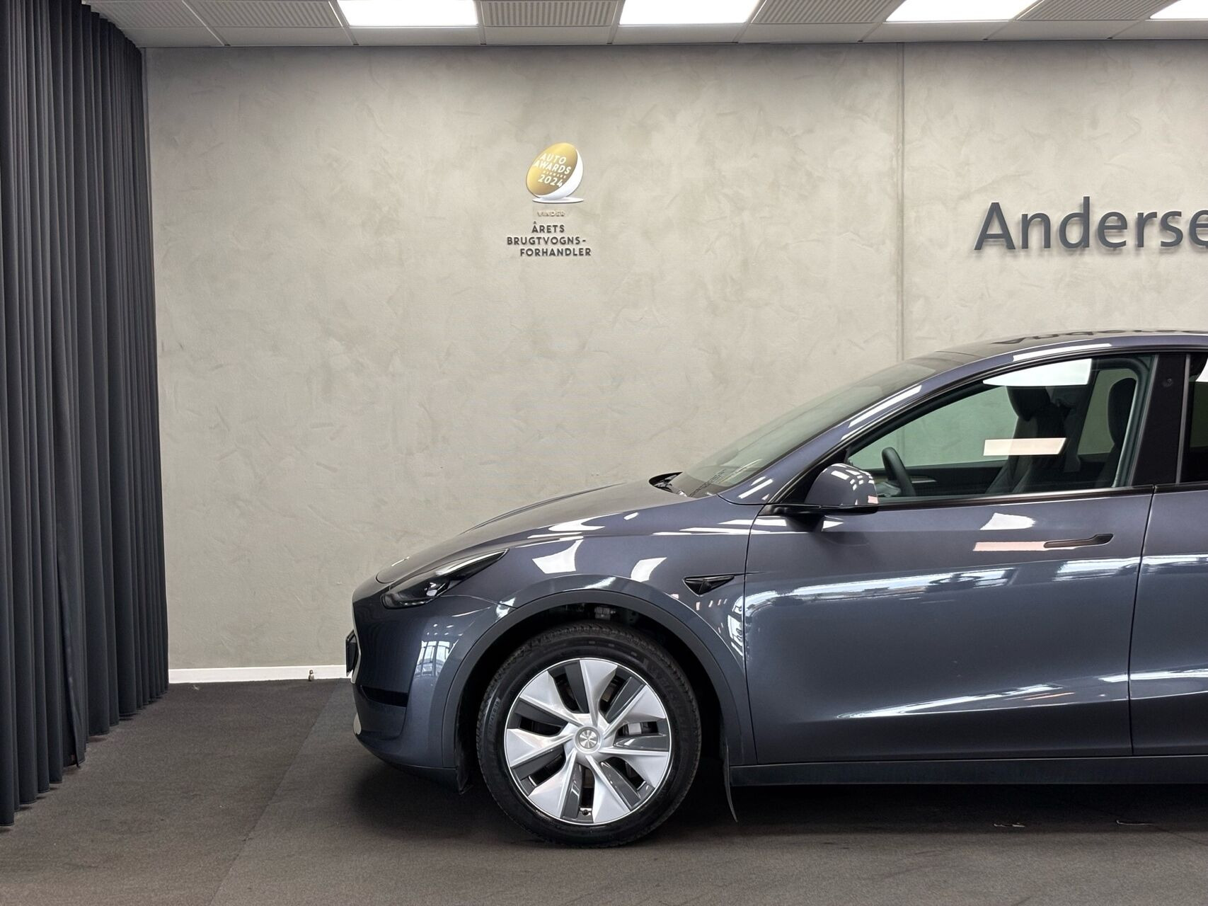 Grå Tesla Model Y fra 2023
