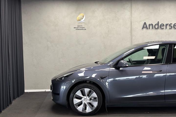 Grå Tesla Model Y fra 2023