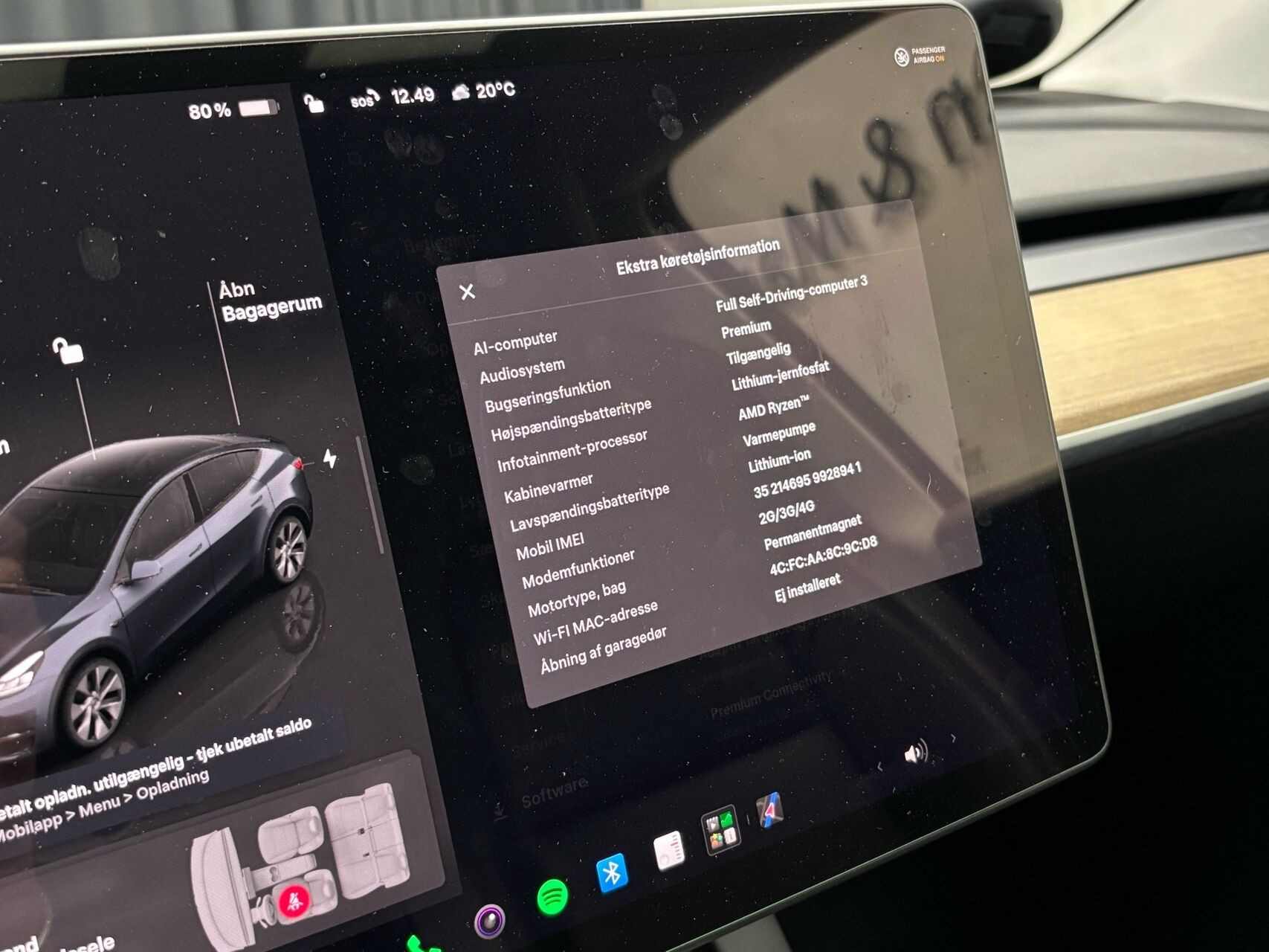 Grå Tesla Model Y fra 2023