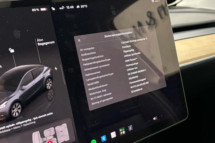 Grå Tesla Model Y fra 2023