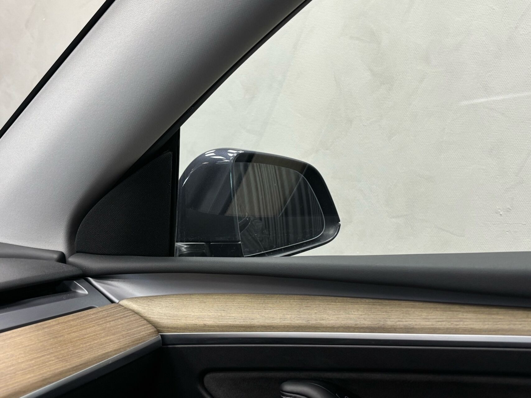 Grå Tesla Model Y fra 2023