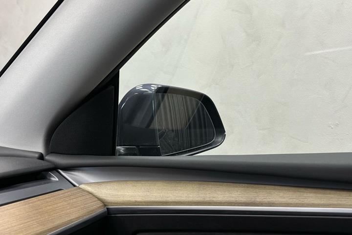 Grå Tesla Model Y fra 2023