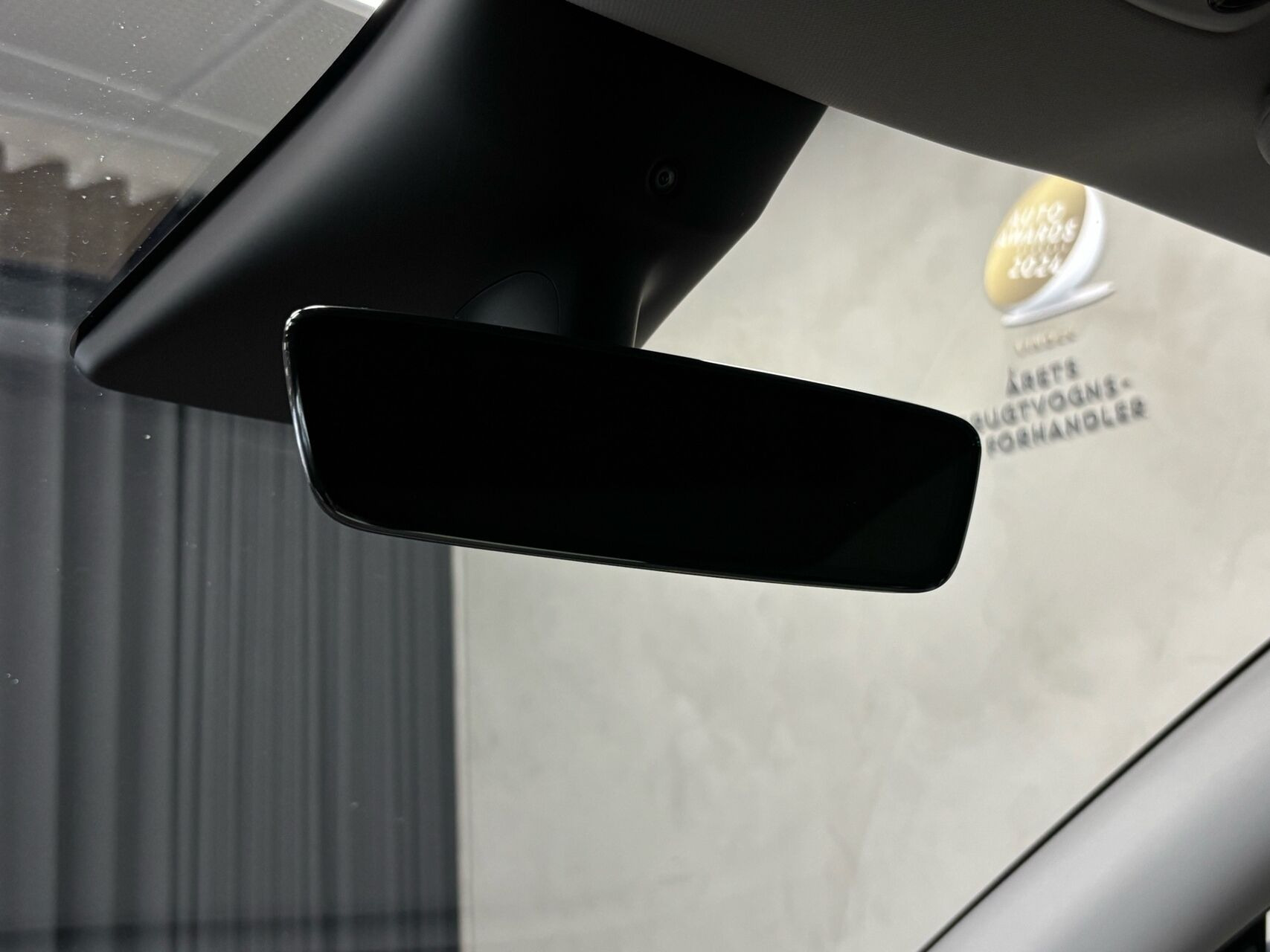 Grå Tesla Model Y fra 2023