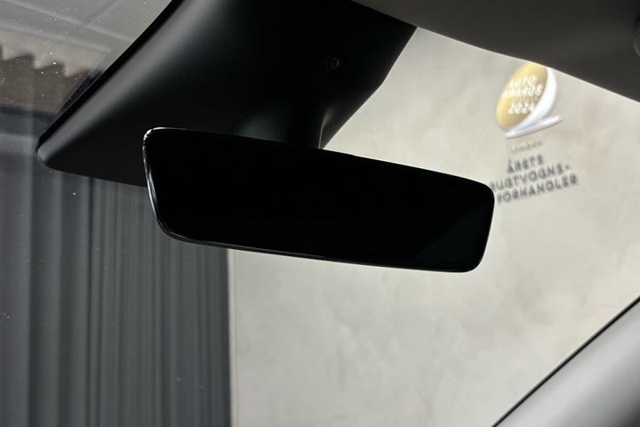 Grå Tesla Model Y fra 2023