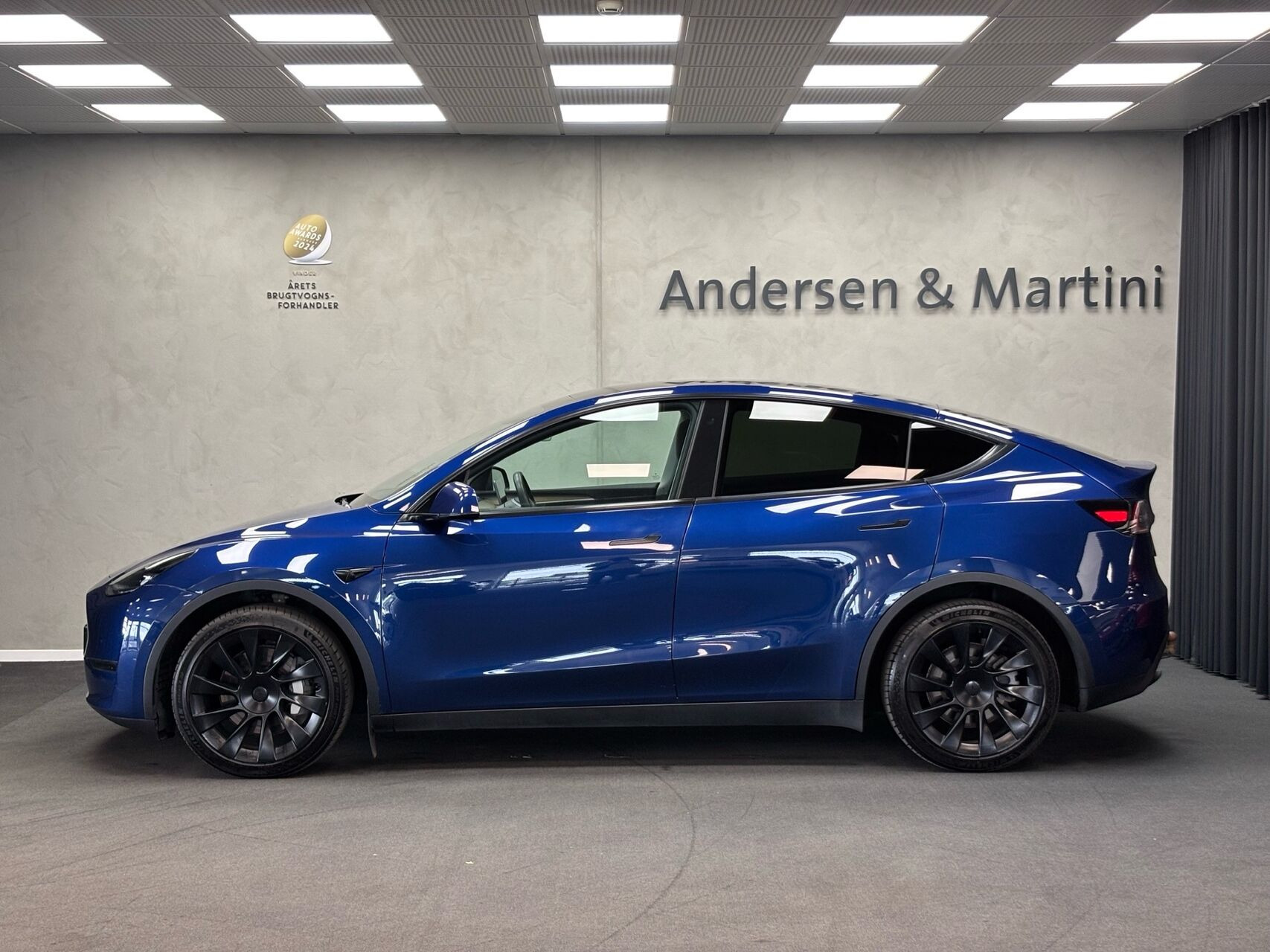 Blå Tesla Model Y fra 2021