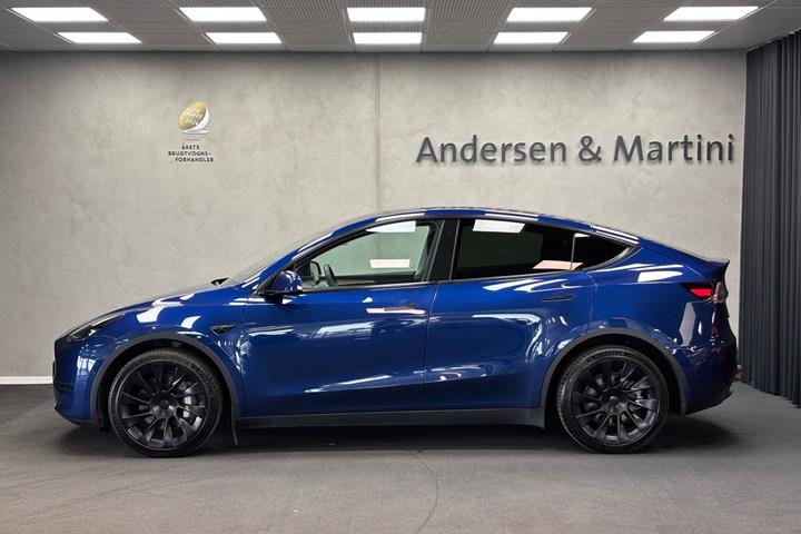 Blå Tesla Model Y fra 2021