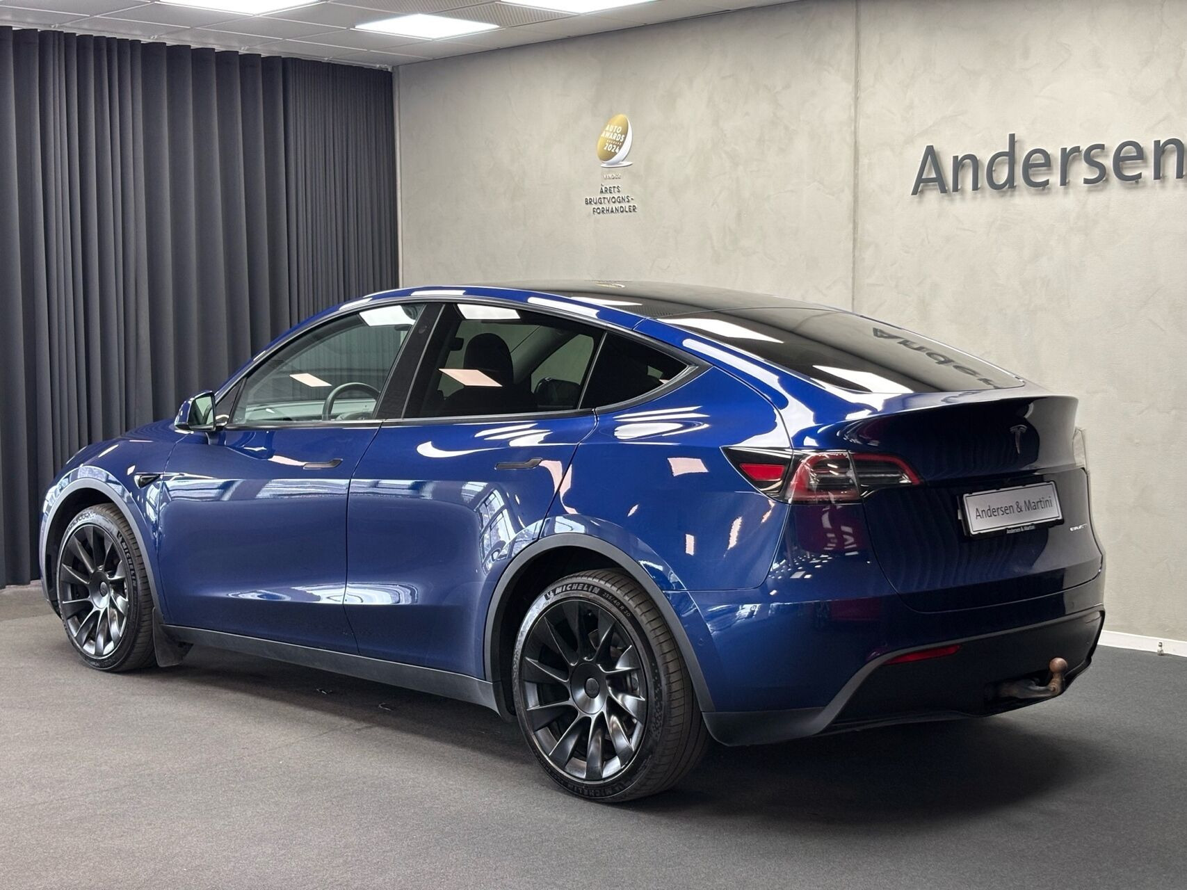 Blå Tesla Model Y fra 2021