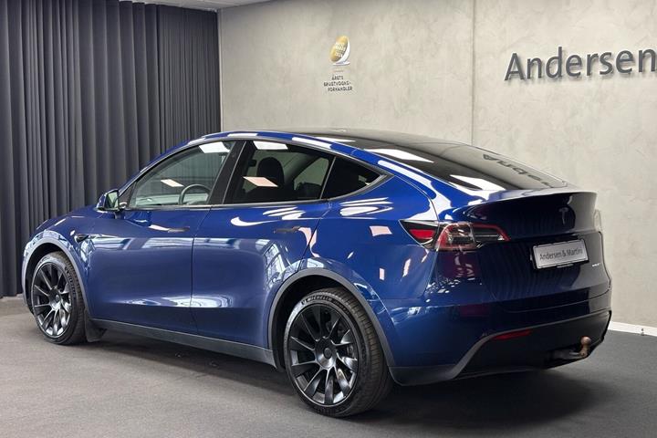 Blå Tesla Model Y fra 2021