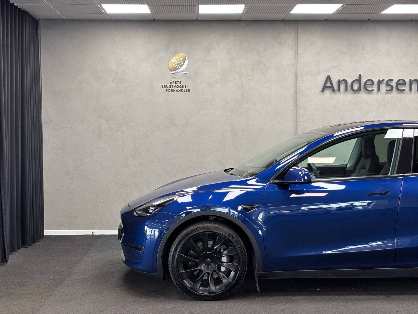 Blå Tesla Model Y fra 2021