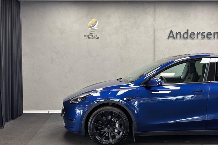 Blå Tesla Model Y fra 2021