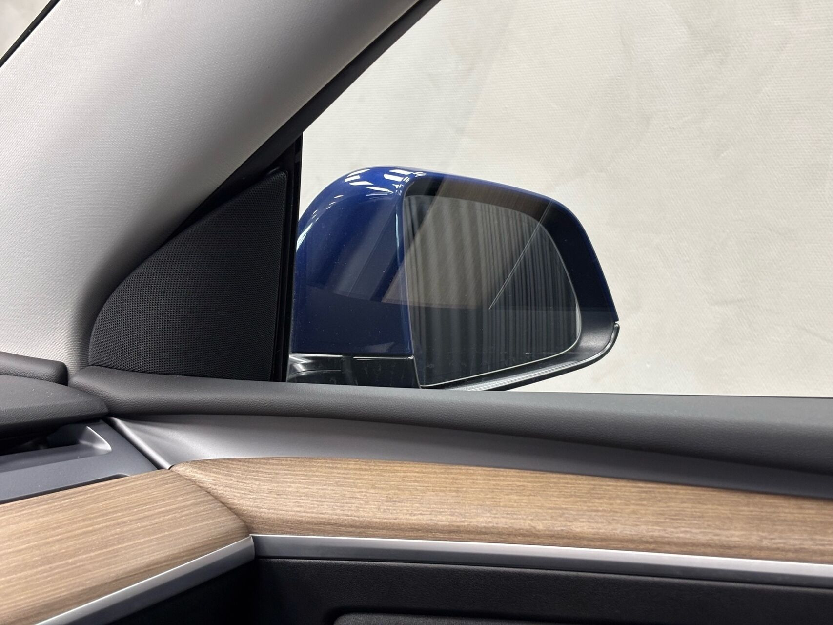 Blå Tesla Model Y fra 2021