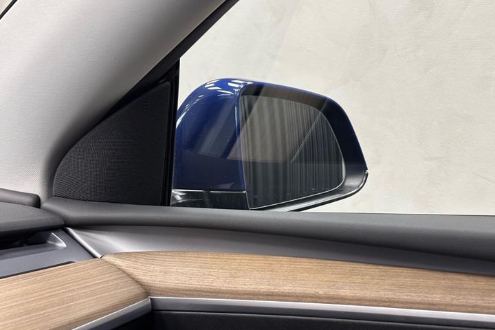 Blå Tesla Model Y fra 2021