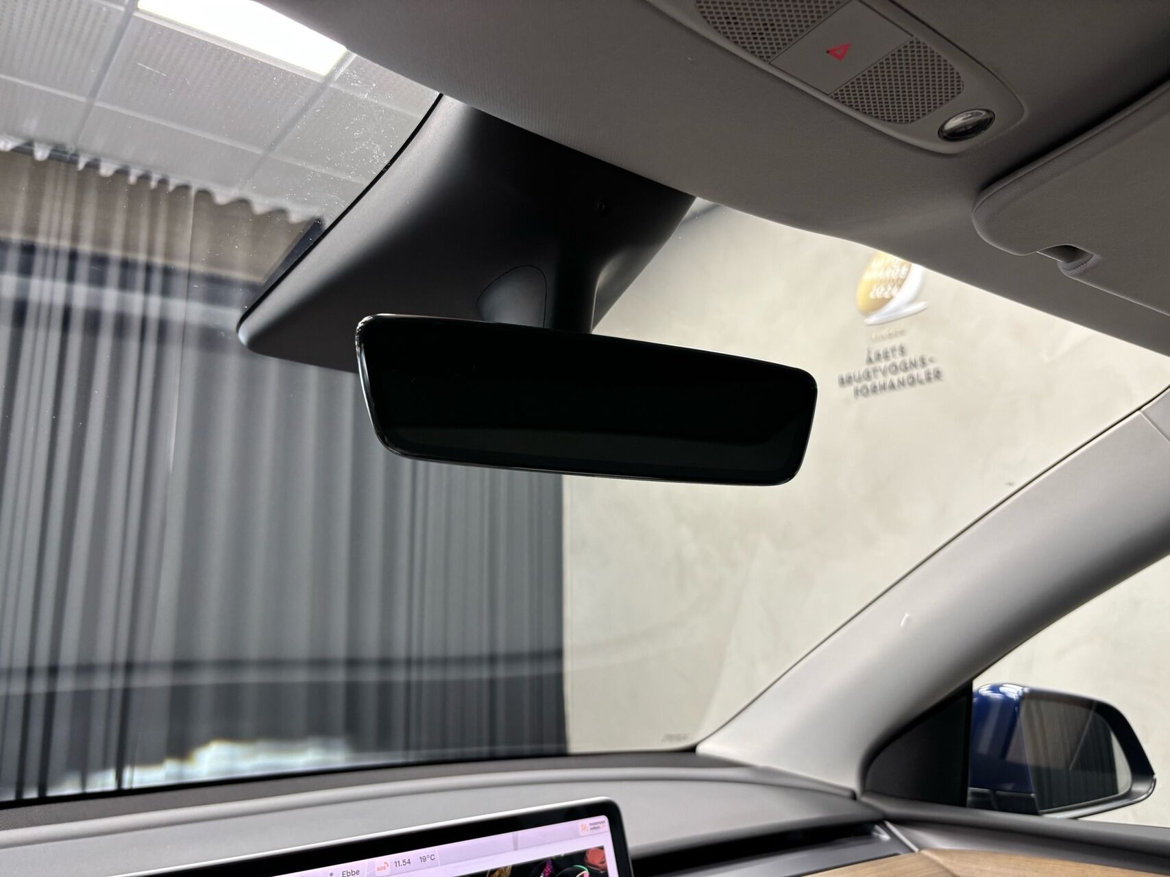 Blå Tesla Model Y fra 2021