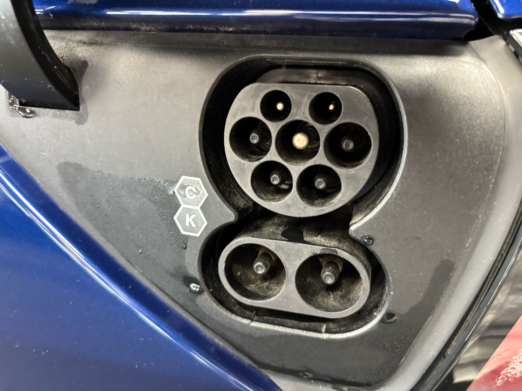 Blå Tesla Model Y fra 2021